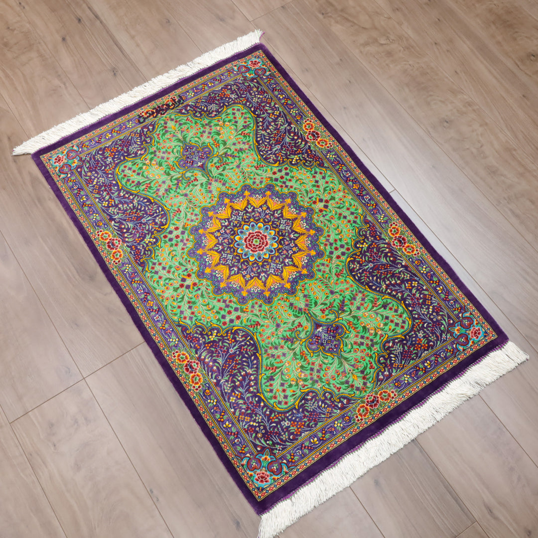 高級ペルシャ絨毯 クム産 シルク100％ BAGHERMANESH工房｜花メダリオン柄 グリーン×パープル｜92×61cm（FS-13379）