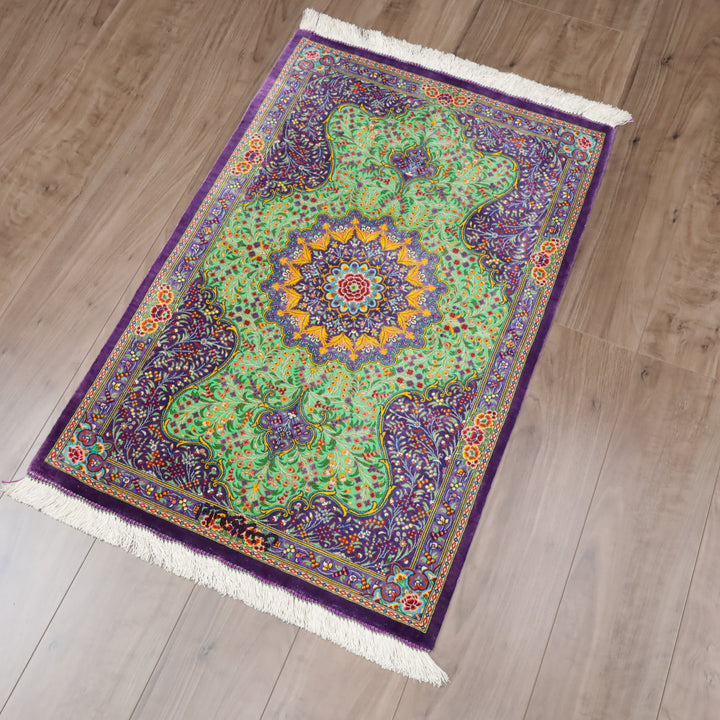 高級ペルシャ絨毯 クム産 シルク100％ BAGHERMANESH工房｜花メダリオン柄 グリーン×パープル｜92×61cm（FS-13379）