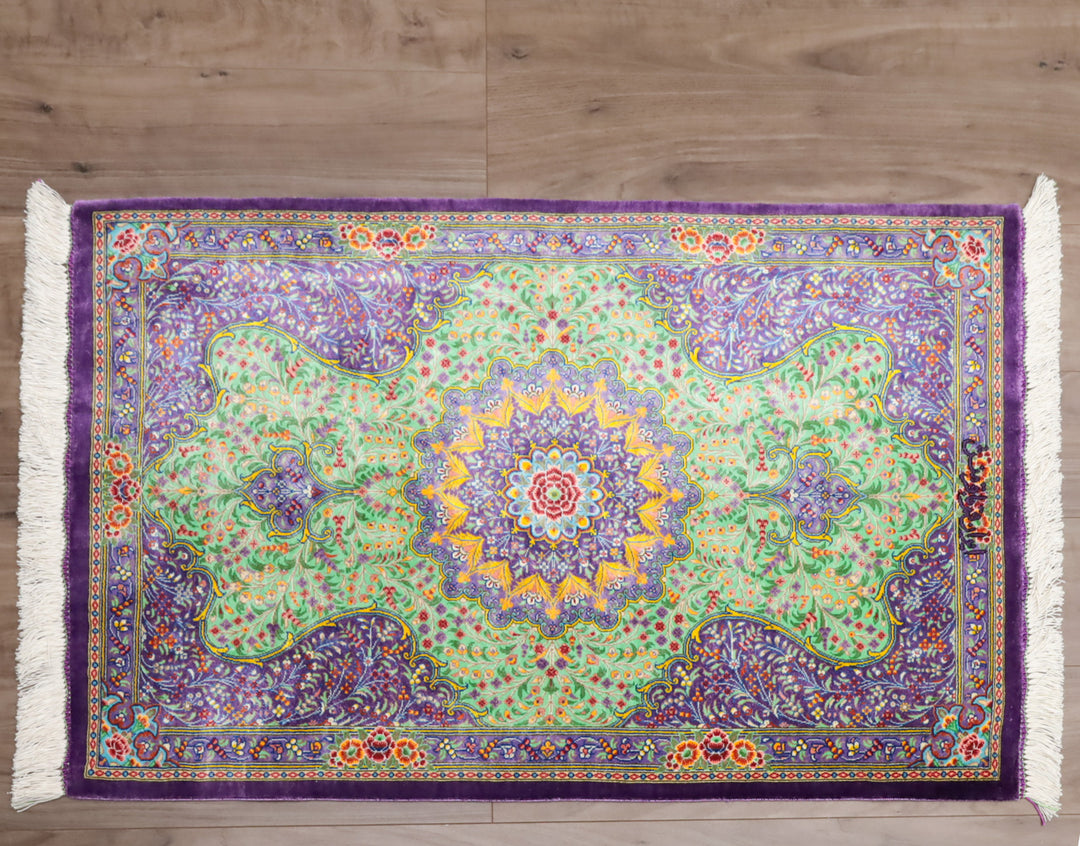 高級ペルシャ絨毯 クム産 シルク100％ BAGHERMANESH工房｜花メダリオン柄 グリーン×パープル｜92×61cm（FS-13379）