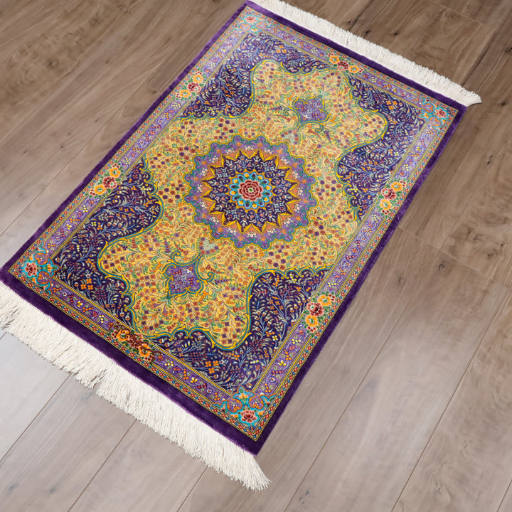 高級ペルシャ絨毯 クム産 シルク100％ BAGHERMANESH工房｜花メダリオン柄 イエローゴールド×パープル｜90×61cm（FS-13381）