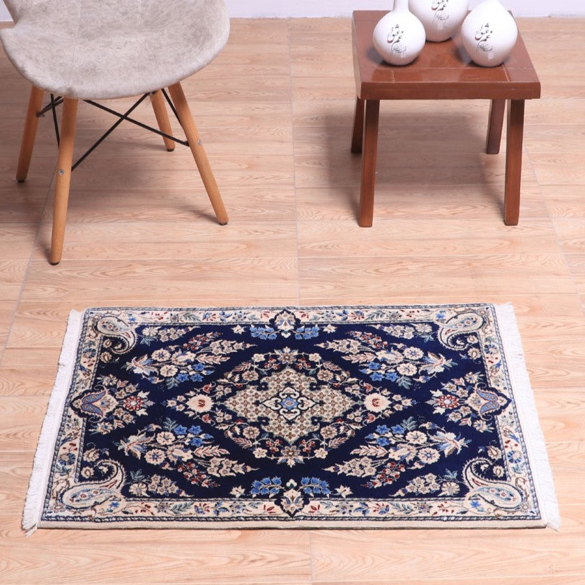 ペルシャ絨毯（イラン産）ナイン　86×61cm（FS-70014）