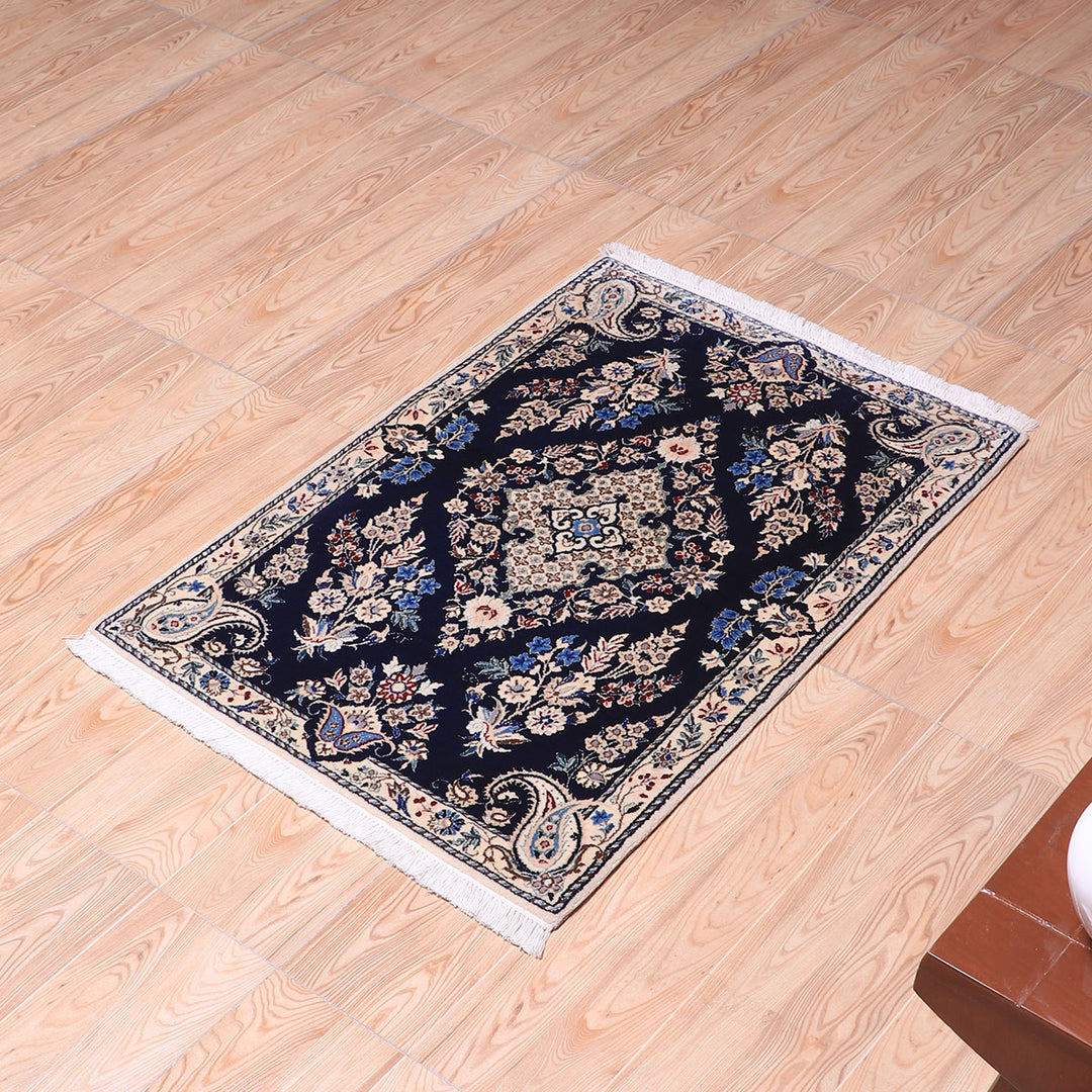 ペルシャ絨毯（イラン産）ナイン　86×61cm（FS-70014）