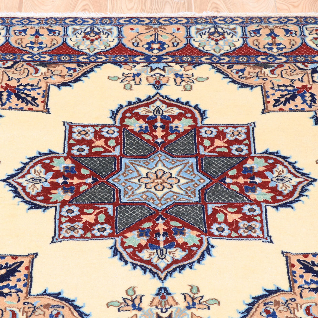 ペルシャ絨毯（イラン産）ナイン　103×99cm（FS-70023）