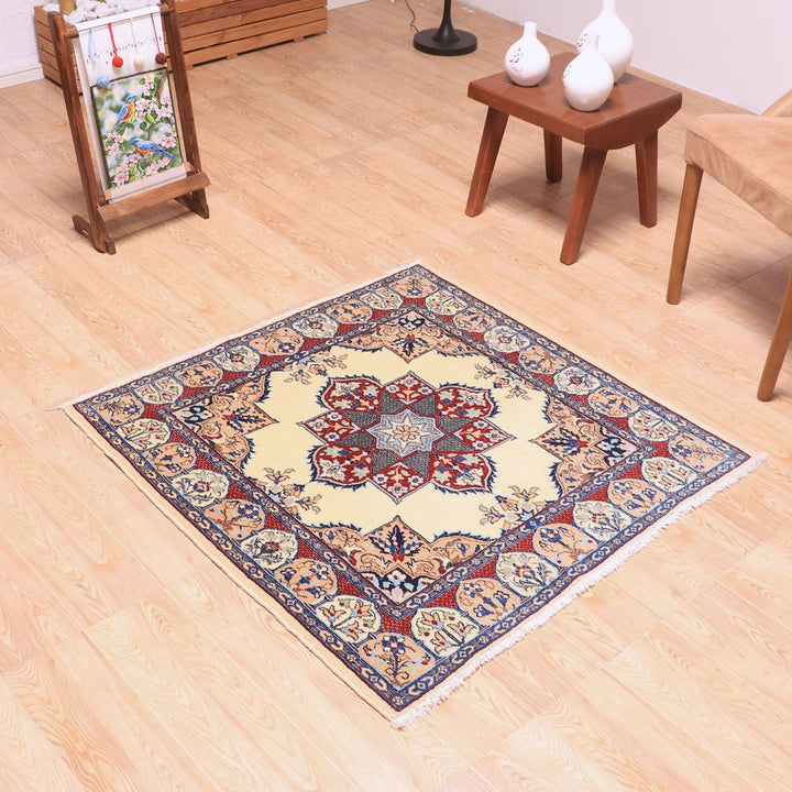 ペルシャ絨毯（イラン産）ナイン　103×99cm（FS-70023）