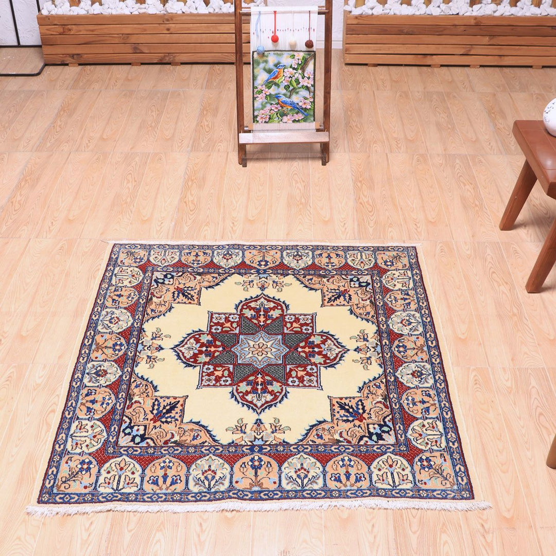 ペルシャ絨毯（イラン産）ナイン　103×99cm（FS-70023）