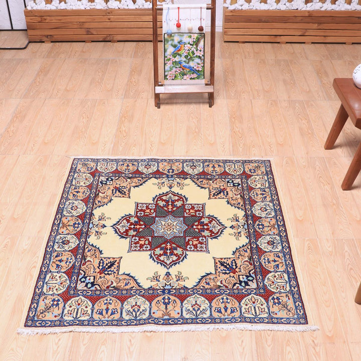 ペルシャ絨毯（イラン産）ナイン　103×99cm（FS-70023）
