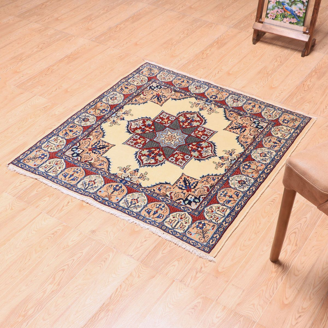ペルシャ絨毯（イラン産）ナイン　103×99cm（FS-70023）