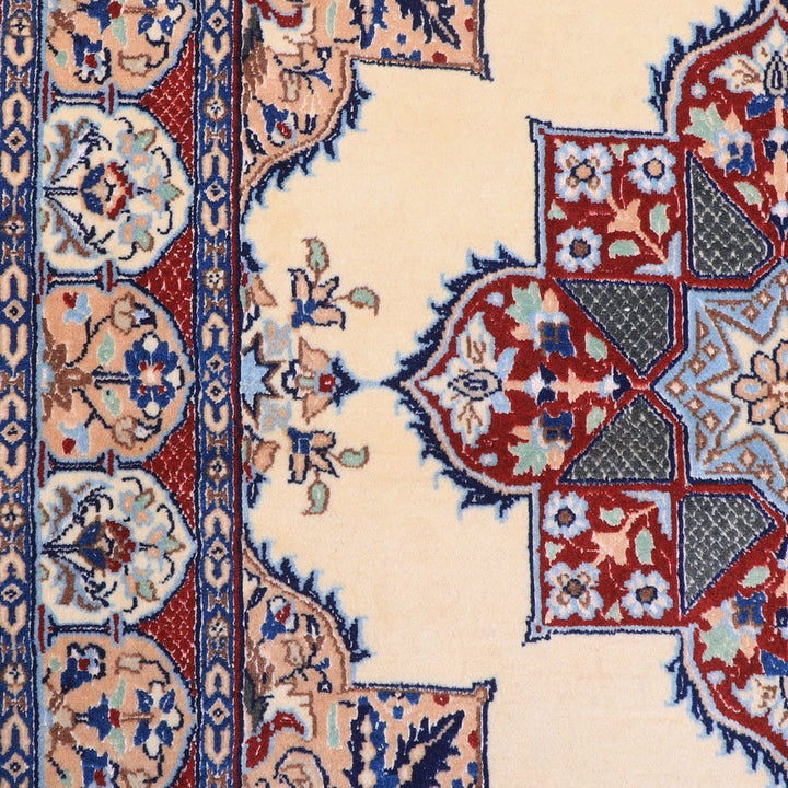 ペルシャ絨毯（イラン産）ナイン　103×99cm（FS-70023）