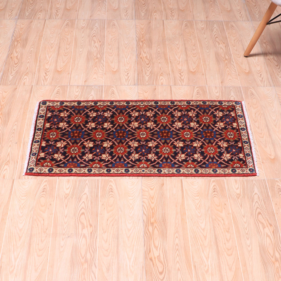 ペルシャ絨毯（イラン産）ヴァラミーン　84×46cm（FS-70050）