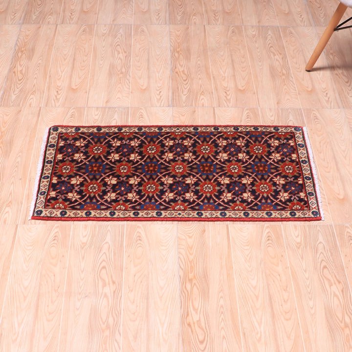ペルシャ絨毯（イラン産）ヴァラミーン　84×46cm（FS-70050）