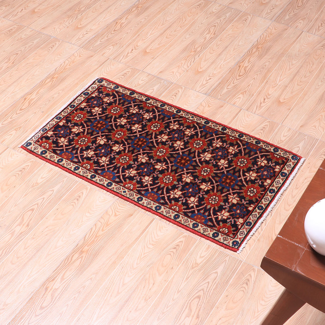 ペルシャ絨毯（イラン産）ヴァラミーン　84×46cm（FS-70050）