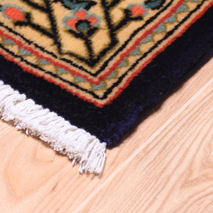 ペルシャ絨毯（イラン産）クム　87×61cm（FS-70056）