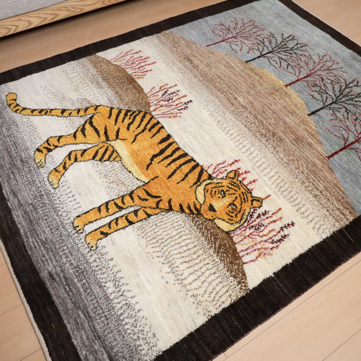 プレミアムギャッベ,ルリバフ,192×151cm,高級手織りウール,虎デザイン