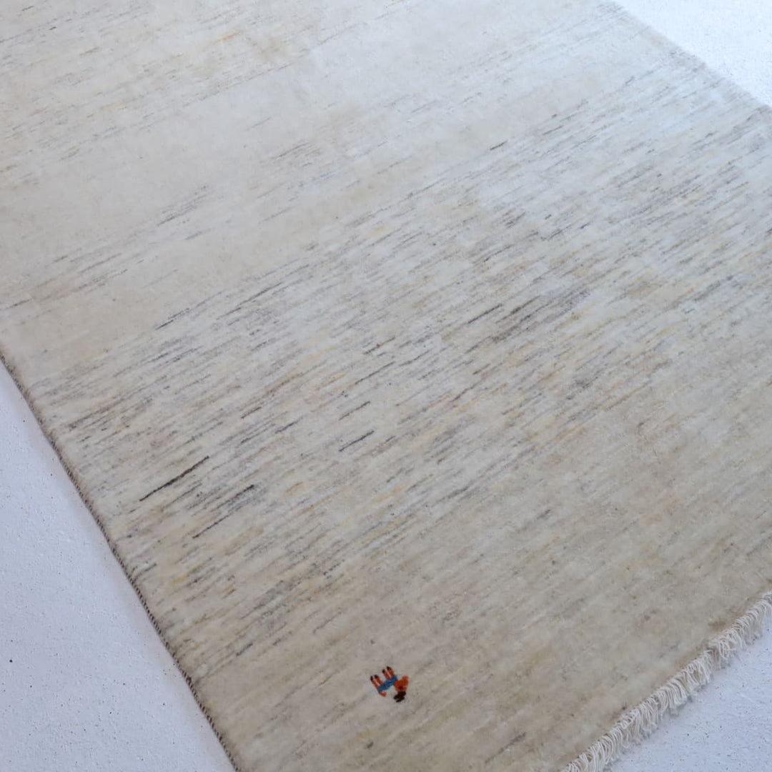 ギャッベHL-12947 下部デザインアップ 房と動物モチーフ、無染色ウールの羊色ベースにやさしいグラデーション