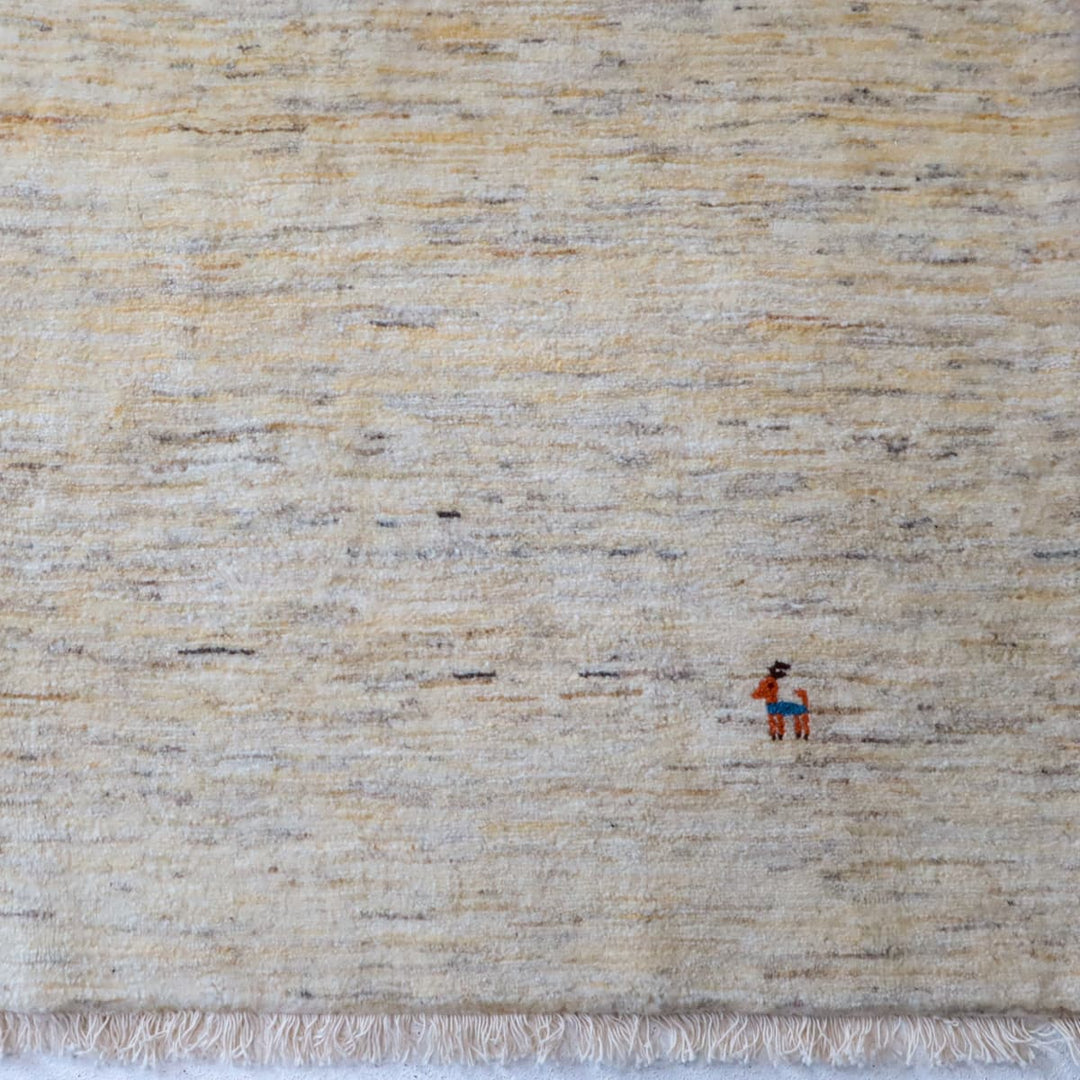 ギャッベHL-12947 角のアップ 房付き 236×168cm カシュクリ手織り、羊色のベースにベージュ〜グレーのグラデーションと動物モチーフ