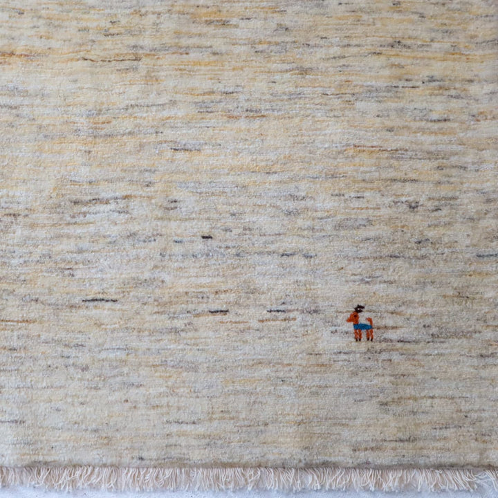 ギャッベHL-12947 角のアップ 房付き 236×168cm カシュクリ手織り、羊色のベースにベージュ〜グレーのグラデーションと動物モチーフ