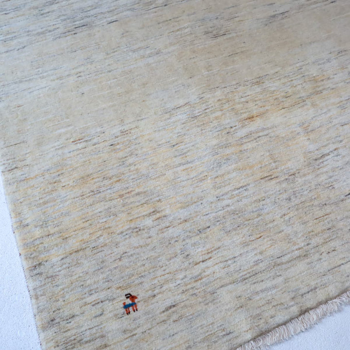 ギャッベHL-12947 角の質感アップ 柔らかなウールパイル、羊色（無染色）に薄いグレーとベージュの自然な濃淡