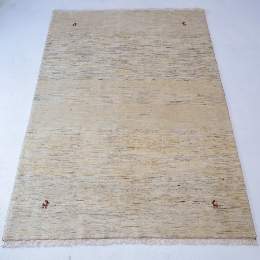 ギャッベ（カシュクリ手織り）HL-12947 全体画像 236×168cm 無染色ウールの羊色ベースに薄いグレー・ベージュのグラデーション、四隅に小さな動物モチーフ 