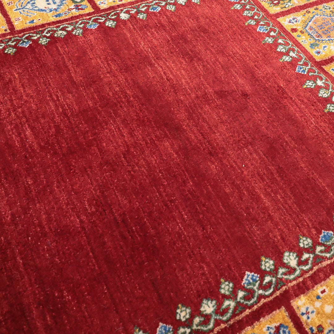 赤を基調とした中央部分と、花柄の模様が周囲にあるカーペットの一部の拡大写真