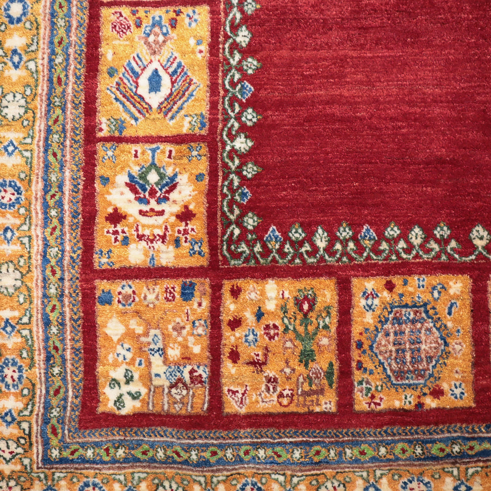 赤と黄色を基調とした伝統的な柄の細かい模様があるカーペットの一部の拡大画像