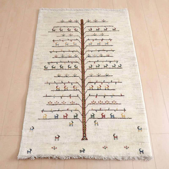 プレミアムギャッベ／カシュクリ 136×90cm（HM-69637）は、手織りのウール製ギャッベラグが、ペルシャ絨毯専門店の通販で見られるように、細やかな模様とぬくもりあるデザインが床に広がっている。