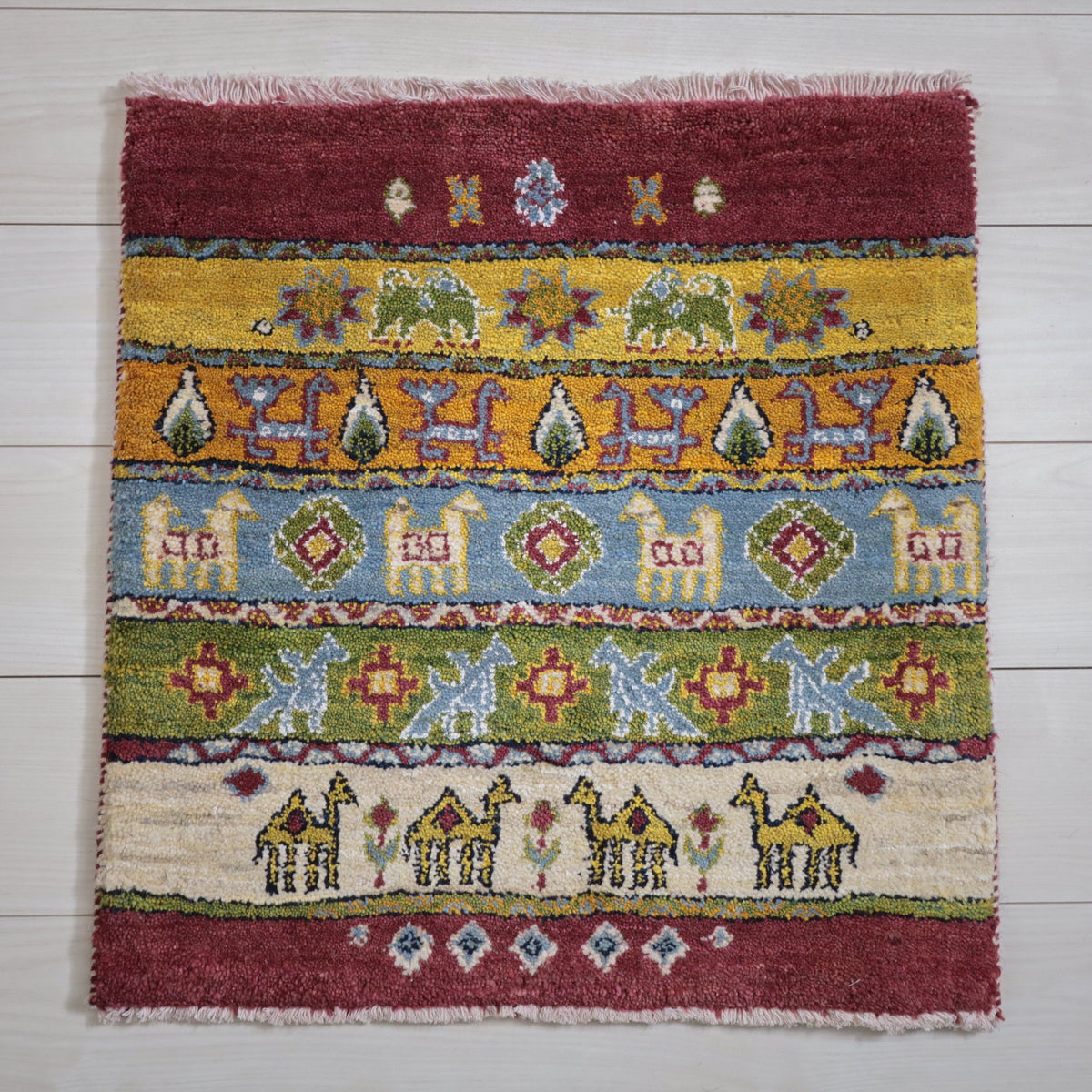 イラン製 ギャッベ 64×65cm 手織り ウール100％ 座布団サイズ