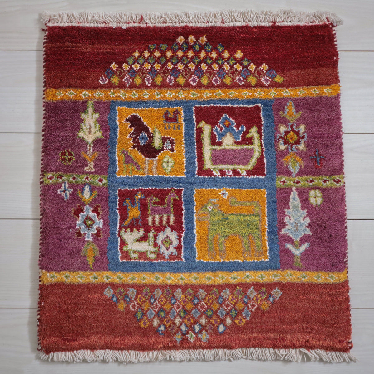 ギャッベ,ラグ,ルリバフ,タイル柄,動物モチーフ,57×53cm,高密度,手織り