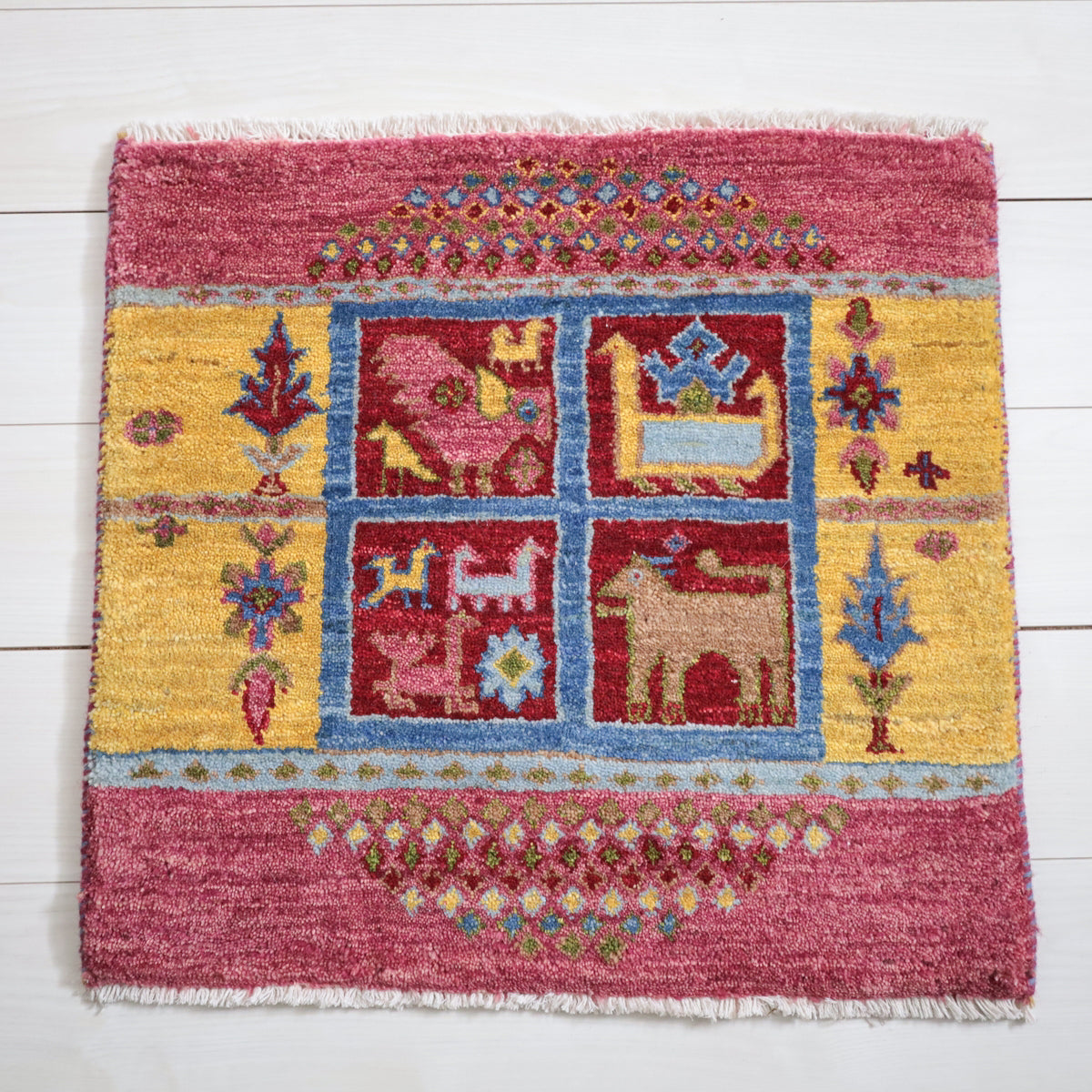 ギャッベ,ラグ,ルリバフ,タイル柄,動物モチーフ,58×62cm,高密度,手織り