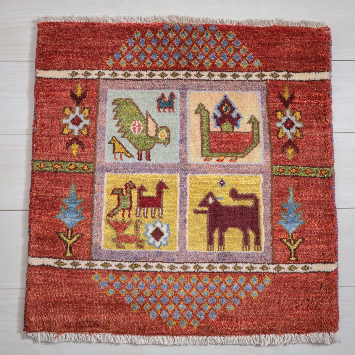 ギャッベ,ラグ,ルリバフ,タイル柄,動物モチーフ,62×60cm,高密度,手織り