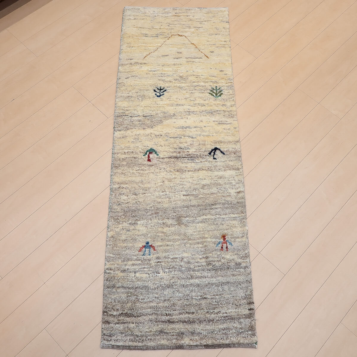 やさしい色合いの細長いギャッベの実例