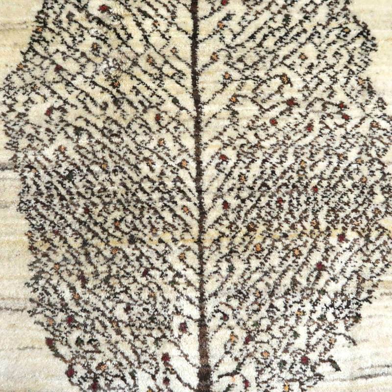 手織りのギャッベラグが、繊細な樹木模様のデザインでウールの温かみを感じさせ、ペルシャ絨毯専門店の通販サイトで存在感を放っている。