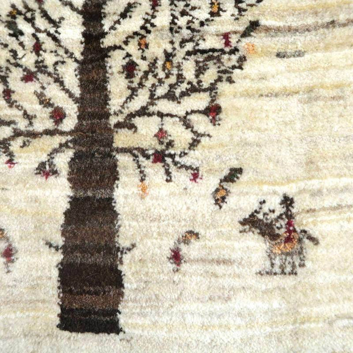 手織りのウール素材で丁寧に描かれた木と動物の模様が特徴的なギャッベのラグが、ペルシャ絨毯専門店の通販で見える。