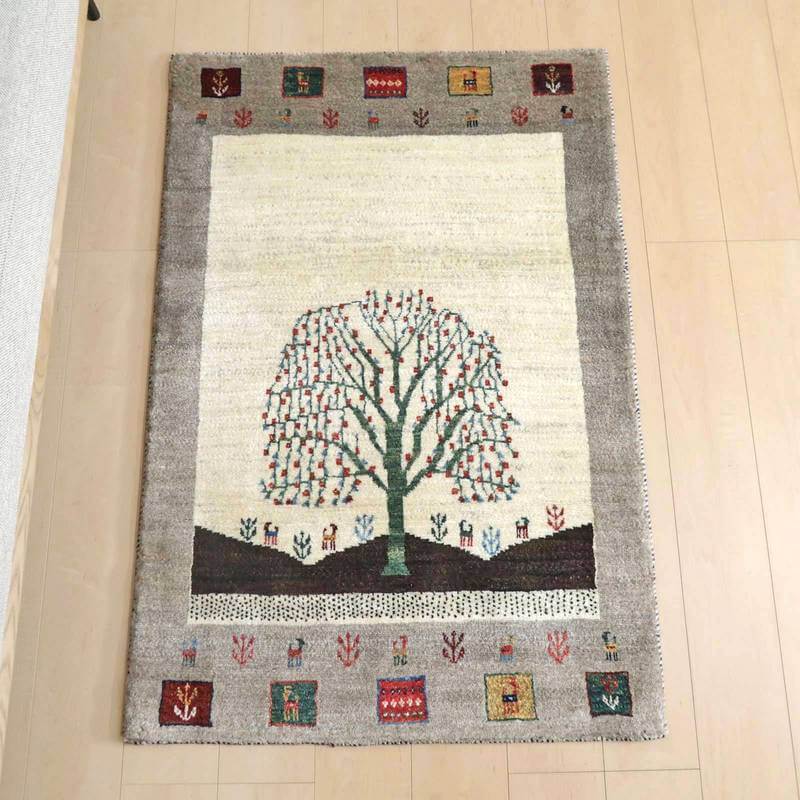 ギャッベ／カシュクリ 129×86cm（HS-77926）は、玄関に敷かれた手織りのギャッベラグは、ウール素材の柔らかな質感とペルシャ絨毯らしい樹木のデザインが際立っている。