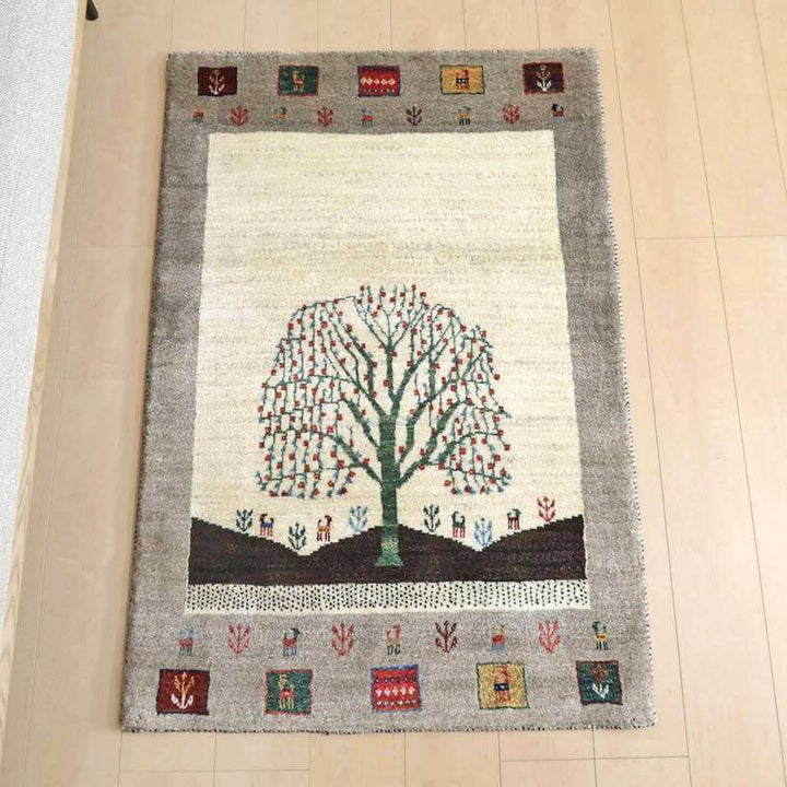 ギャッベ／カシュクリ 129×86cm（HS-77926）は、玄関に敷かれた手織りのギャッベラグは、ウール素材の柔らかな質感とペルシャ絨毯らしい樹木のデザインが際立っている。