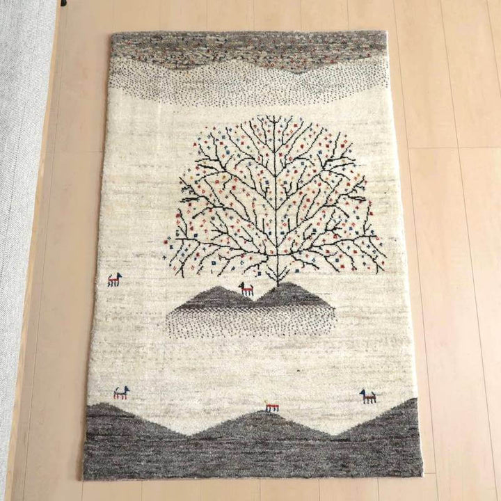 ギャッベ／カシュクリ 133×88cm（HS-92996）は、手織りのウールで丁寧に作られたギャッベのラグが、ペルシャ絨毯専門店の通販で購入できる、繊細な木の模様が床に並んでいる。
