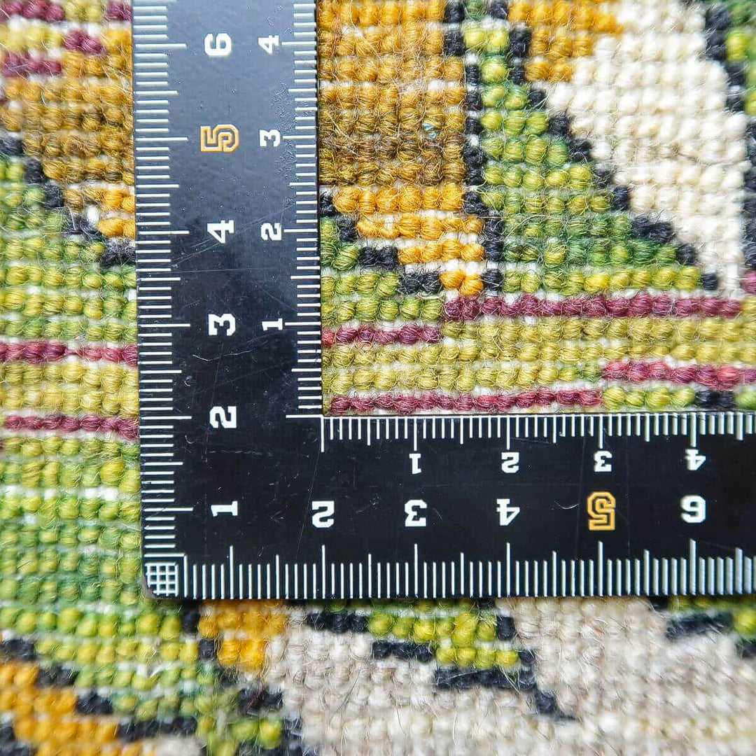 色とりどりの模様が美しいこの手織りウールラグの繊細な織り目を、定規を使って精巧に表現し、ギャッベの魅力が際立っている。