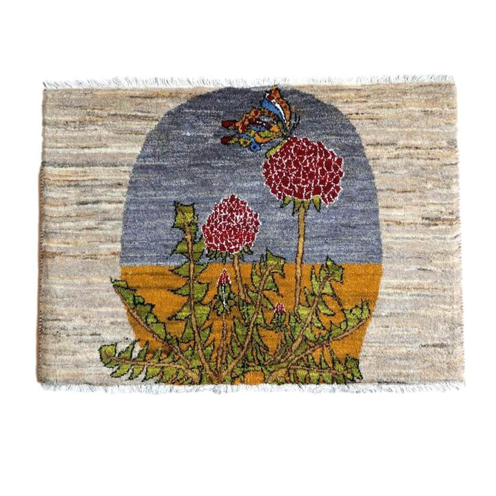 色鮮やかな花と蝶が描かれた、ウール素材の手織りギャッベラグが床に広がり、ペルシャ絨毯専門店の通販で見つかります。