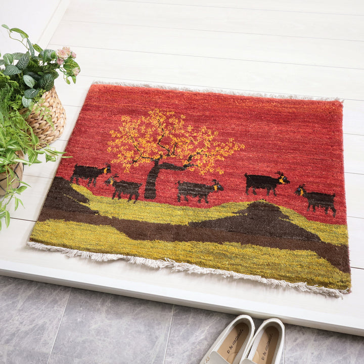 ギャッベ／ルリバフ　65×89cm（HSS-11888）は、秋の風景を描いた手織りのギャッベラグが玄関に敷かれ、暖かなウールの質感が際立っている。