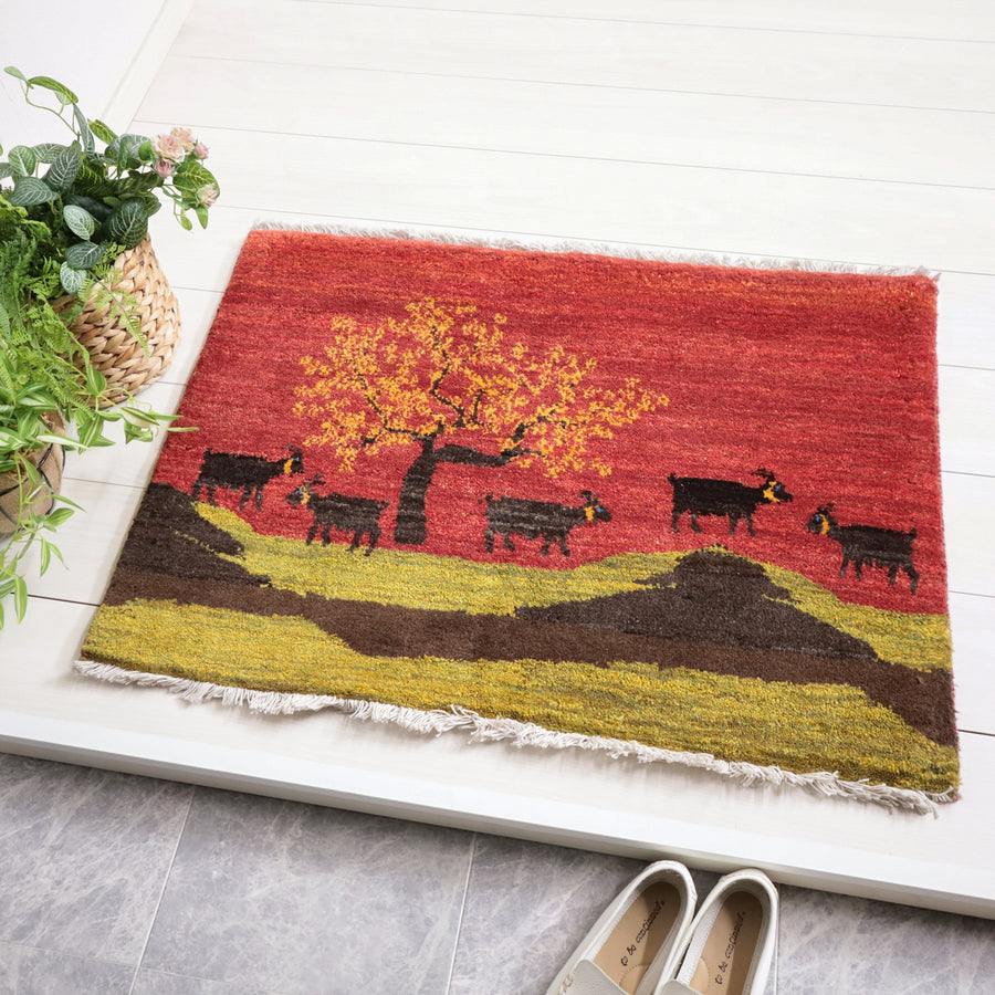 ギャッベ／ルリバフ　65×89cm（HSS-11888）は、秋の風景を描いた手織りのギャッベラグが玄関に敷かれ、暖かなウールの質感が際立っている。