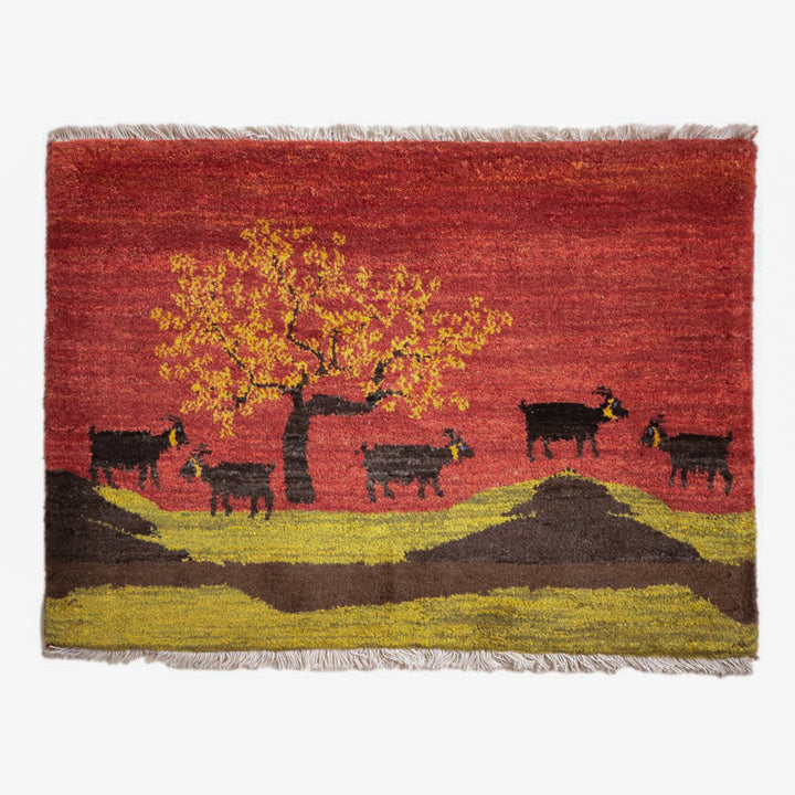 手織りのウール製ギャッベラグが、美しい赤の背景に木と動物のデザインで、ペルシャ絨毯専門店の通販で見つかる。