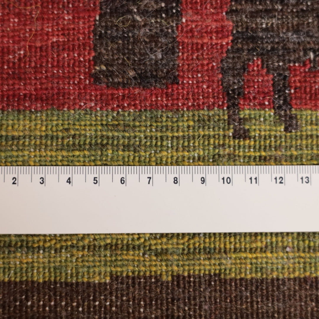 手織りのギャッベラグの緻密なウールの織り目が、定規とともに詳細に見える専門店の通販画像。