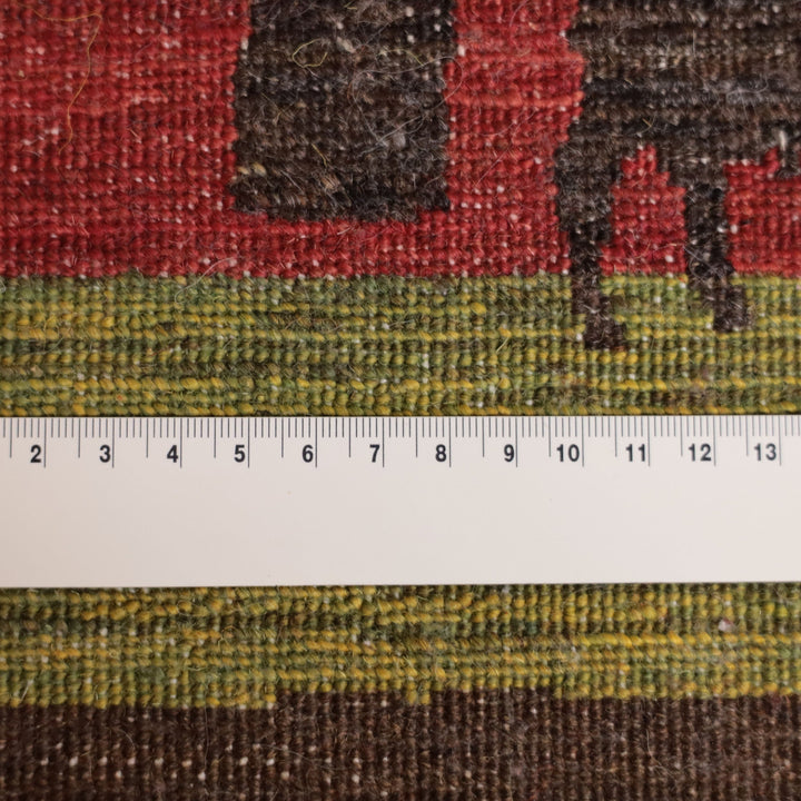 手織りのギャッベラグの緻密なウールの織り目が、定規とともに詳細に見える専門店の通販画像。