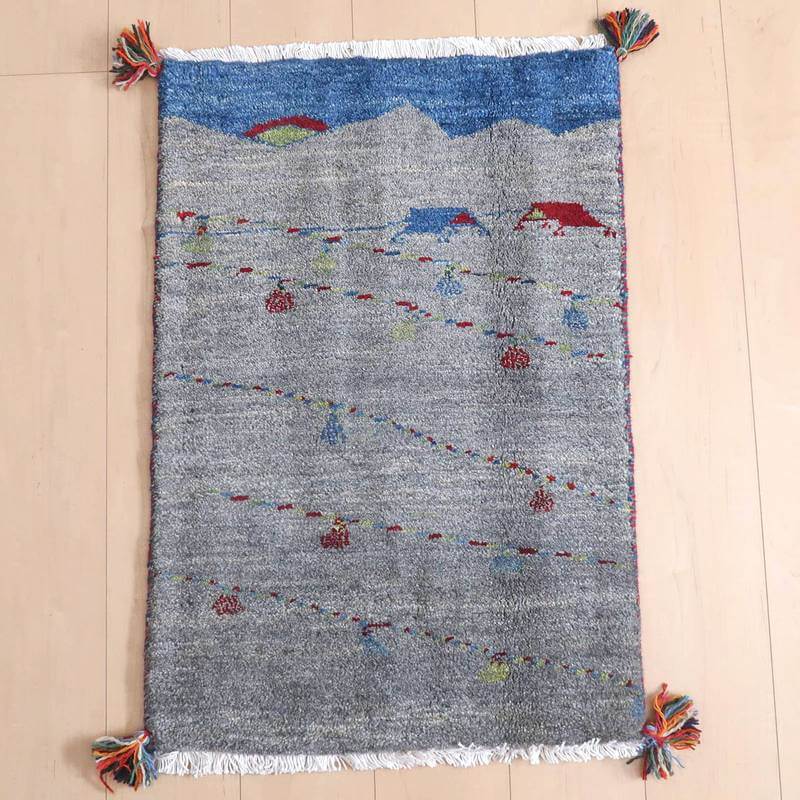 ギャッベ／ルリバフ 81×56cm（HSS-71728）は、青とグレーの優しい色調で手織りされたウールのギャッベラグが床に敷かれ、ペルシャ絨毯専門店の通販で魅力が感じられる。