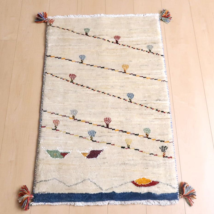 ギャッベ／ルリバフ 83×59cm（HSS-73087）は、ウール製のペルシャ絨毯専門店から通販で手に入る、優しい色合いと繊細な模様が施されたギャッベのラグが床に敷かれている。