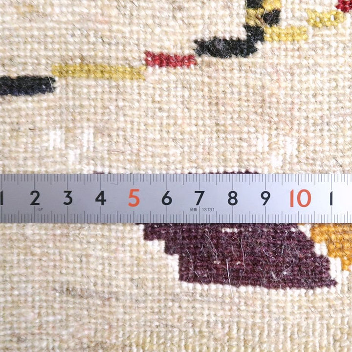 手織りのギャッベラグが定規とともに接写された画像で、ウールの織り目が鮮明に映し出され、通販で購入できるペルシャ絨毯専門店の品質が際立っている。