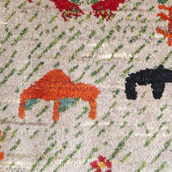 手織りの温もりを感じるギャッベラグが、ペルシャ絨毯専門店の通販で購入できる、ウールの繊細な織り目が際立っている。