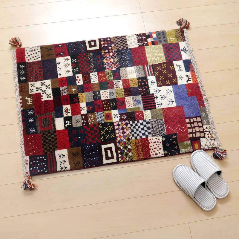 ギャッベ／カシュクリ 98×74cm（HSS-48115）は、色鮮やかなパッチワーク模様が特徴の手織りギャッベラグがウールで丁寧に作られ、ペルシャ絨毯専門店の通販で購入できるアイテムとして木目の床に敷かれている。