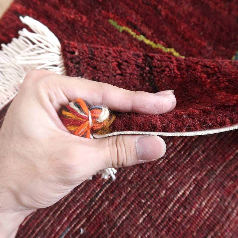 手織りのウールで丁寧に仕上げられたギャッベラグの厚みが手で感じられ、ペルシャ絨毯専門店通販の商品としての質感が際立っている。