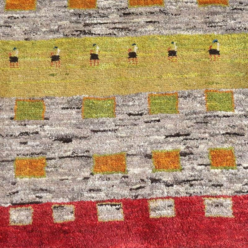 手織りのウールで丁寧に作られたギャッベラグが、ペルシャ絨毯専門店の通販で提供される独特な色合いと模様が際立っている。