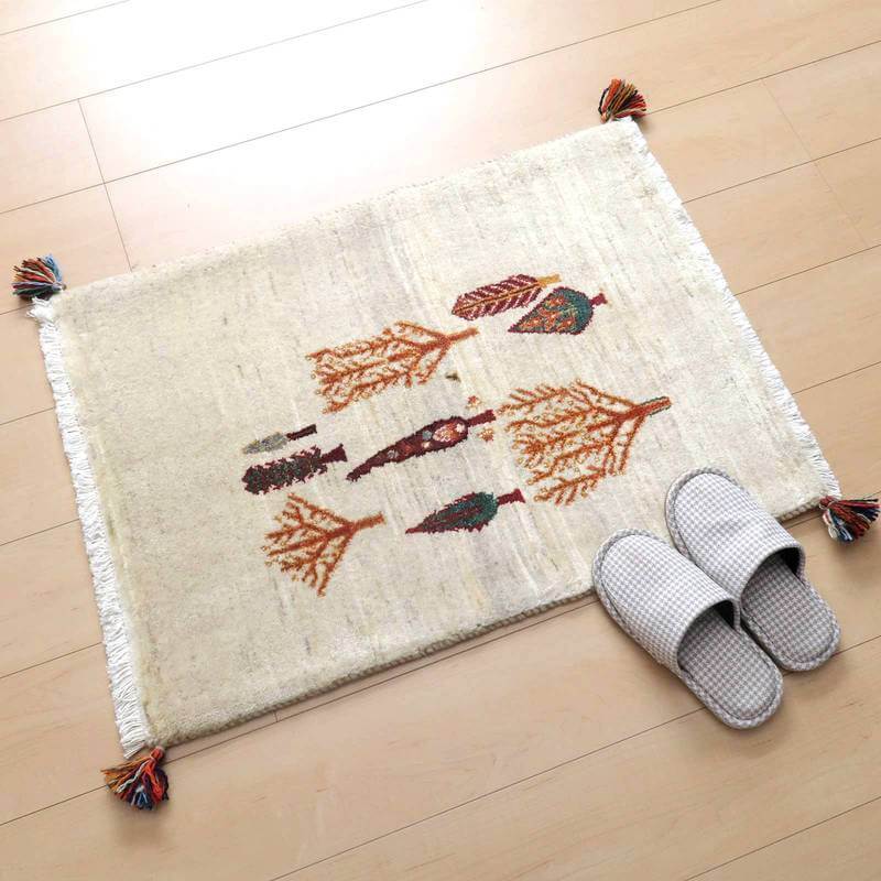 玄関に置かれた手織りのギャッベラグは、ペルシャ絨毯の伝統を感じさせるウール素材の温かみあるデザインが魅力的です。